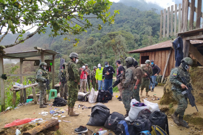 Una operación militar permitió la detención de un ciudadano colombiano en Sucumbíos con armas y municiones.