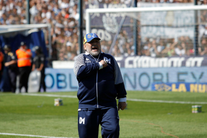 Diego Armando Maradona confesó que quiere volver pronto a las canchas con Gimnasia. Calificó de hermosa a la afición del Lobo.