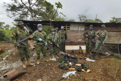 Miembros de Fuerzas Armadas encontraron tres campamentos utilizados por posibles disidentes de grupos ilegales.