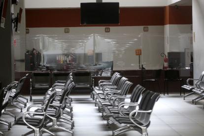 En la Unidad Judicial Norte ded Quito se colocó plásticos alrededor de los cubículos de atención a los usuarios