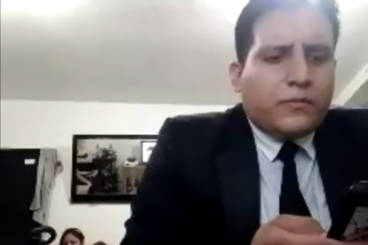 Benjamín Viteri en un funeral virtual de uno de sus amigos.