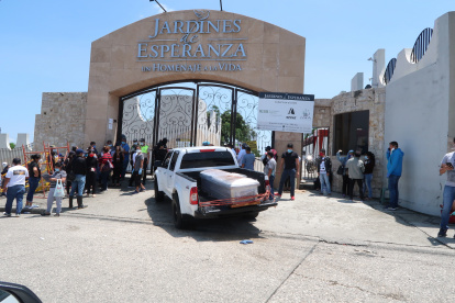Ciudadanos en Guayaquil siguen llegando a los cementerios por sus familiares fallecidos.