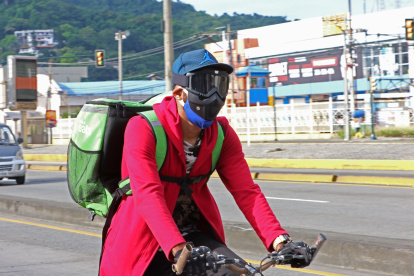 El personal que entrega comida a domicilio cuida de usar todas las medidas de protección.