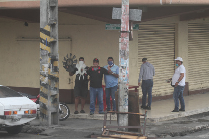 Ambulantes. Comerciantes ambulantes de repuestos, buscan clientes en una esquina.