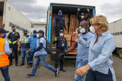La alcaldesa, durante una entrega de raciones alimenticias en Socio Vivienda, el fin de semana
