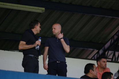 Estrada busca negociar con el seleccionador Cruyff (d) una rebaja de sueldo y también evitar que dirigentes como Deller (i) dejen el directorio de la Ecuafútbol.