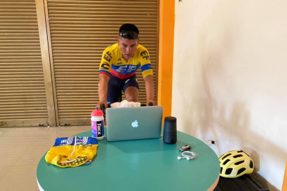 El carchense disputó la prueba desde su casa sobre un rodillo que calcula el recorrido y el tiempo en una computadora, ante sus rivales.