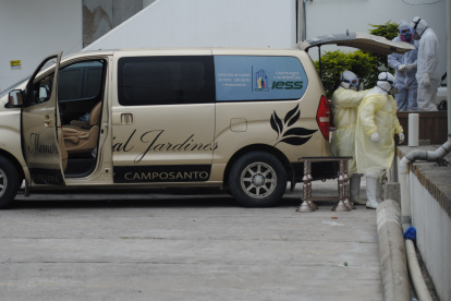 En Santa Rosa, un hombre murió afuera del hospital, esto fue la semana pasada.