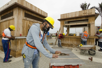 En las obras hay que usar mascarillas y mantener la distancia entre obreros.