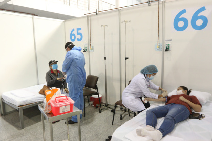 Los primeros pacientes en el Centro de Convenciones de Guayaquil.