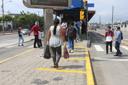 Queja. Para los ciudadanos, de nada sirve tener distanciamiento en la fila, si al ingresar a la unidad nadie respeta su espacio.