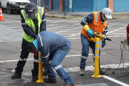Una de las medidas para evitar la propagación del COVID-19 por aglomeración en el transporte público es habilitar espacios para las bicicletas.