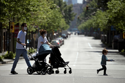 Barcelona, España. Este domingo 26 de abril, los niños salieron de casa tras 43 días de confinamiento por la crisis del COVID-19.
