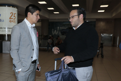 Jaime Estrada (i) y Francisco Egas (d) afirman estar en funciones como presidente de la Federación Ecuatoriana de Fútbol.