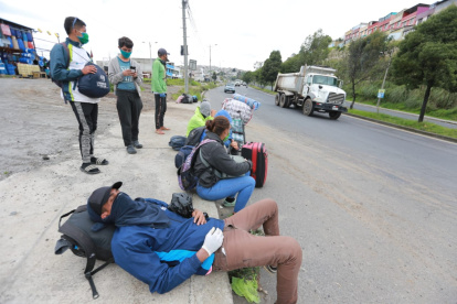 Un grupo de extranjeros tomó un descanso en el sector de Aloag, antes de continuar su periplo hacia Venezuela. Las autoridades dice que esos traslados no están permitidos.