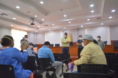 El alcalde Juan José Yúnez (c) encabeza el COE Cantonal.