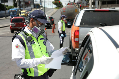 Agentes metropolitanos controlan la restricción vehicular en una de las avenidas de Quito