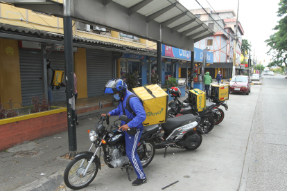 Repartidores de comida que se movilizan en motos.
