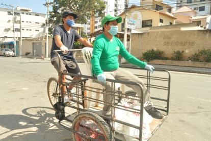 Flete. Alberto Panchana madruga hacia los mercados a realizar sus actividades diarias en Salinas.