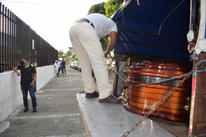 El féretro con el cuerpo de Kattia Bazurto fue llevado a la morgue. Su muerte deja más dolor y preocupación en Quevedo.
