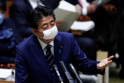 El primer ministro nipón, Shinzo Abe, ridiculizado por el tamaño de la mascarilla del gobierno.