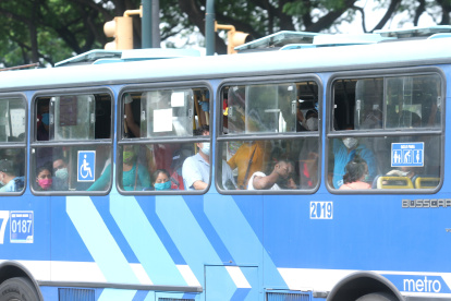 Las unidades. Como en la imagen y, a veces incluso con más pasajeros, permanecen los articulados de la Metrovía. En la mayoría, no se cumple con más medidas de distanciamiento.