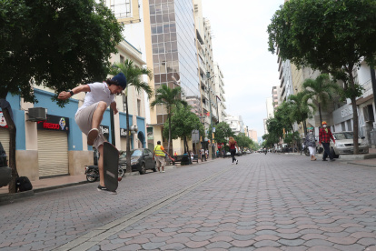 Inquietud. Un ciudadano patina en la avenida 9 de Octubre, y no usa mascarilla.