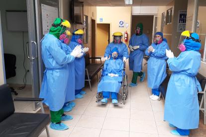El personal sanitario del hospital Teodoro Maldonado Carbo, en Guayaquil, aplauden por el alta médica de un paciente con COVID-19.