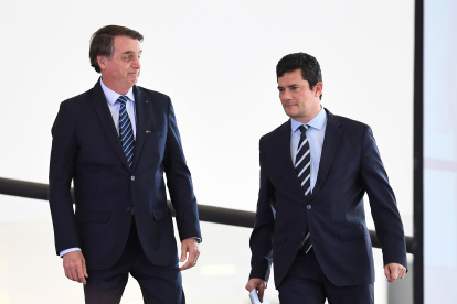 Fotos de archivo del presidente Jair Bolsonaro y el exministro de Justicia, Sergio Moro (D).
