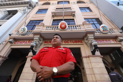 El mayor Guillermo Lázaro frente al edificio de la institución en la avenida 9 de Octubre.