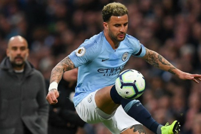 Kyle Walker contrató dos prostitutas y con ellas rompió el aislamiento.