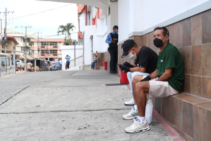 Ciudadanos esperan en el exterior de una casa de salud en Guayaquil.