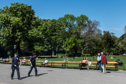 VIENA. Un parque en esta capital europea recibe a decenas de personas. Austria vuelve a la normalidad general de este viernes.