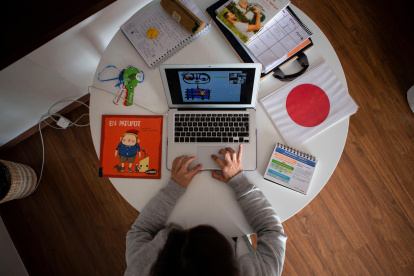 Ylenia, profesora de P3 en una escuela privada da clases en línea a sus alumnos usando una aplicación de videoconferencias.