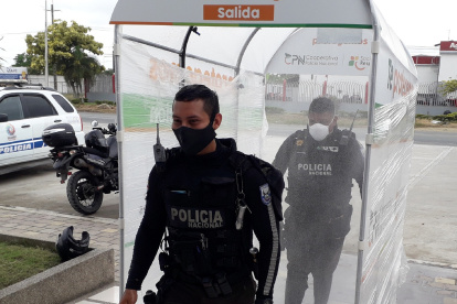 Hecho. Los policías se someten al proceso de desinfección a diario.