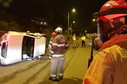 El conductor de la camioneta volcada en Cuenca lucha por su vida en un hospital.