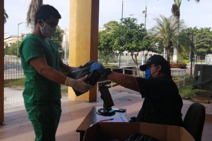 Los estudiantes de Medicina recibieron mascarillas, guantes y otros equipos de protección.