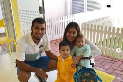 El jugador disfruta mucho el tiempo del aislamiento con su familia. En la foto con su esposa y dos hijos.