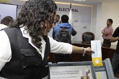 En algunas localidades de Ecuador se hizo una prueba de voto electrónico en 2012, pero la idea no trascendió a nivel nacional.