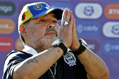 Diego Maradona, técnico de Gimnasia y Esgrima La Plata, club que no descenderá por la finalización del torneo argentino.