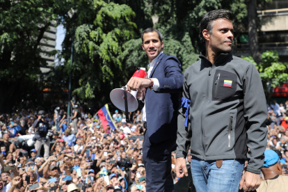 Hace un año, los líderes opositories Juan Guaidó y Leopoldo López encabezaron una manifestación que buscaba la salida de Nicolás Maduro.