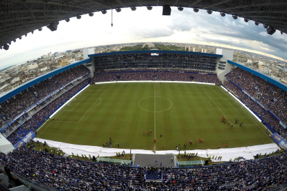 Con una capacidad para cerca de 40 mil espectadores, sistemas tecnológicos y moderno estilo arquitéctonico, el Capwell es uno de los mejores estadios del continente.
Foto:Andes/César Muñoz
