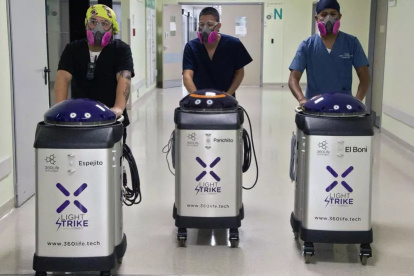 Personal sanitario del Hospital Quito Sur de la seguridad social (IESS), con los tres robots, Panchito, Espejito y El Boni, destinados a la esterilización de las áreas.