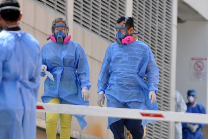 El ministerio de Salud contrató de urgencia a 1.284 profesionales en diferentes especialidades.