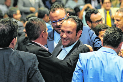 Francisco Ega es felicitado tras conocerse los resultados de la votación en el pasado Congreso de la Federación Ecuatoriana de Fútbol

/GUAYAQUIL- ECUADOR/ ALEX LIMA / EXPRESO