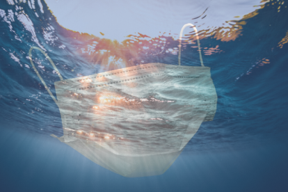 Mascarillas arrojadas a las alcantarillas o a los retretes de las casas están apareciendo en los océanos.