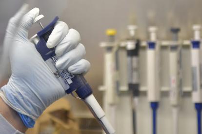 BOGOTÁ. Un bacteriólogo muestra el procedimiento para realizar una prueba COVID-19 en el Laboratorio de Investigación y Referencia del Ejército Nacional, en la capital colombiana.