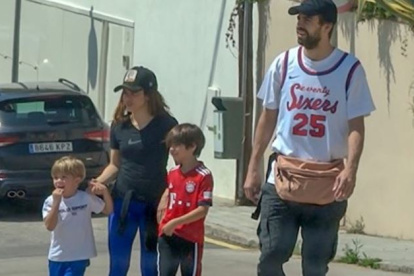 La cantante fue captada mientras paseaba junto a su familia.