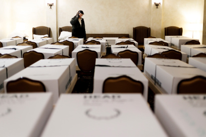 na llamada aseguró incluso que "salía sangre de uno de los camiones", tras lo cual agentes fueron enviados a la funeraria donde el personal sacaba cuerpos de estos camiones de mudanza para luego tratar de ubicarlos en un camión refrigerador o morgue móvil, indica el periódico digital am