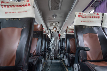 Un miembro de limpieza desinfecta un bus en la estación de Wuhan, China, en la víspera del inicio del feriado por el Día del Trabajo.

 CHINA-HEALTH-VIRUS